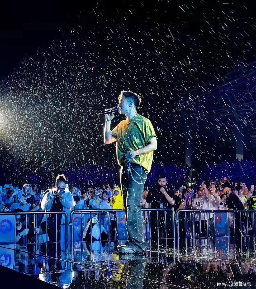 刘嘉玲趣问谢霆锋：暴雨中演唱会为何不停？谢霆锋机智回应