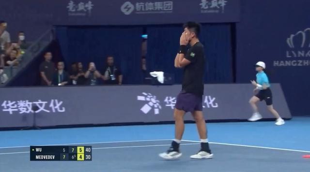 吴易昺2-1逆转梅德韦杰夫，ATP杭州站强势晋级四强