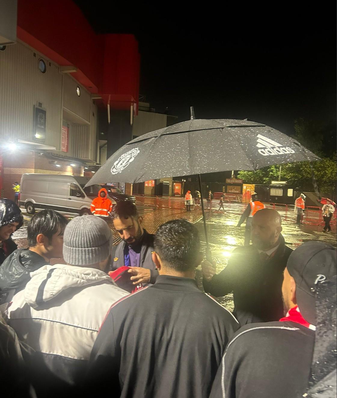 阿莫林赛后冒雨为球迷签名，曼联球迷盛赞暖心举动