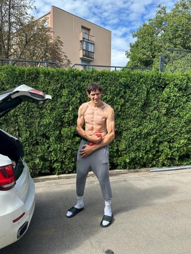 博班晒魔鬼肌肉照 自称李小龙引热议