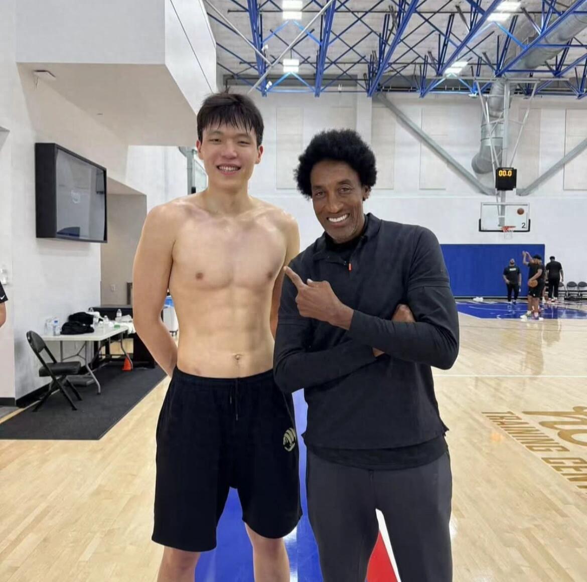 杨瀚森闪耀利拉德欢迎派对，与开拓者传奇共谱新篇章