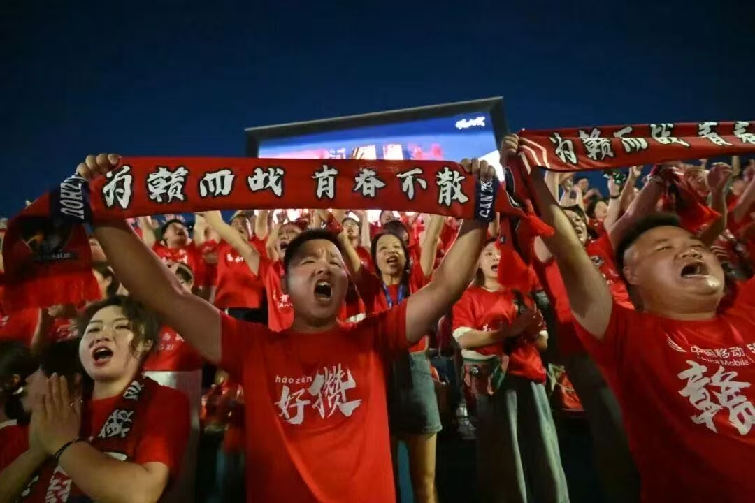 省级足球联赛扩容：苏超模式引领，多地观赛人数创新高