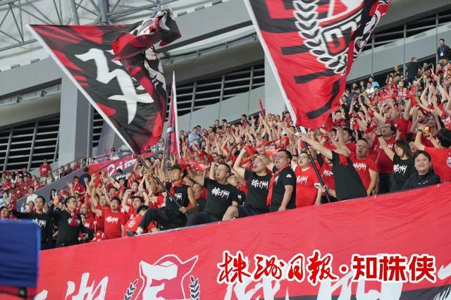 比赛现场激烈对抗