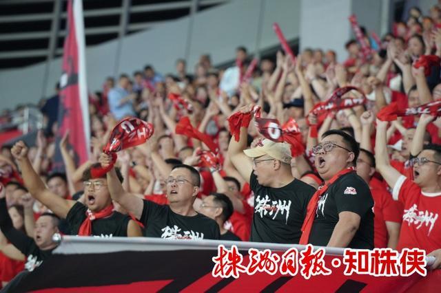 株洲队教练组指挥比赛