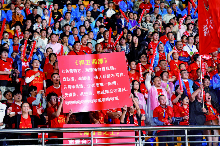 湘超联赛激战：湘潭队0-3负于永州队，球迷泪目共勉