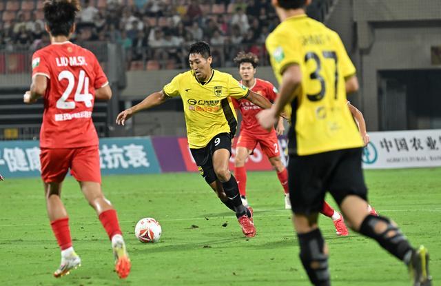 专访夏达龙：中甲赛场的“头球王”与永不言弃的狠角色