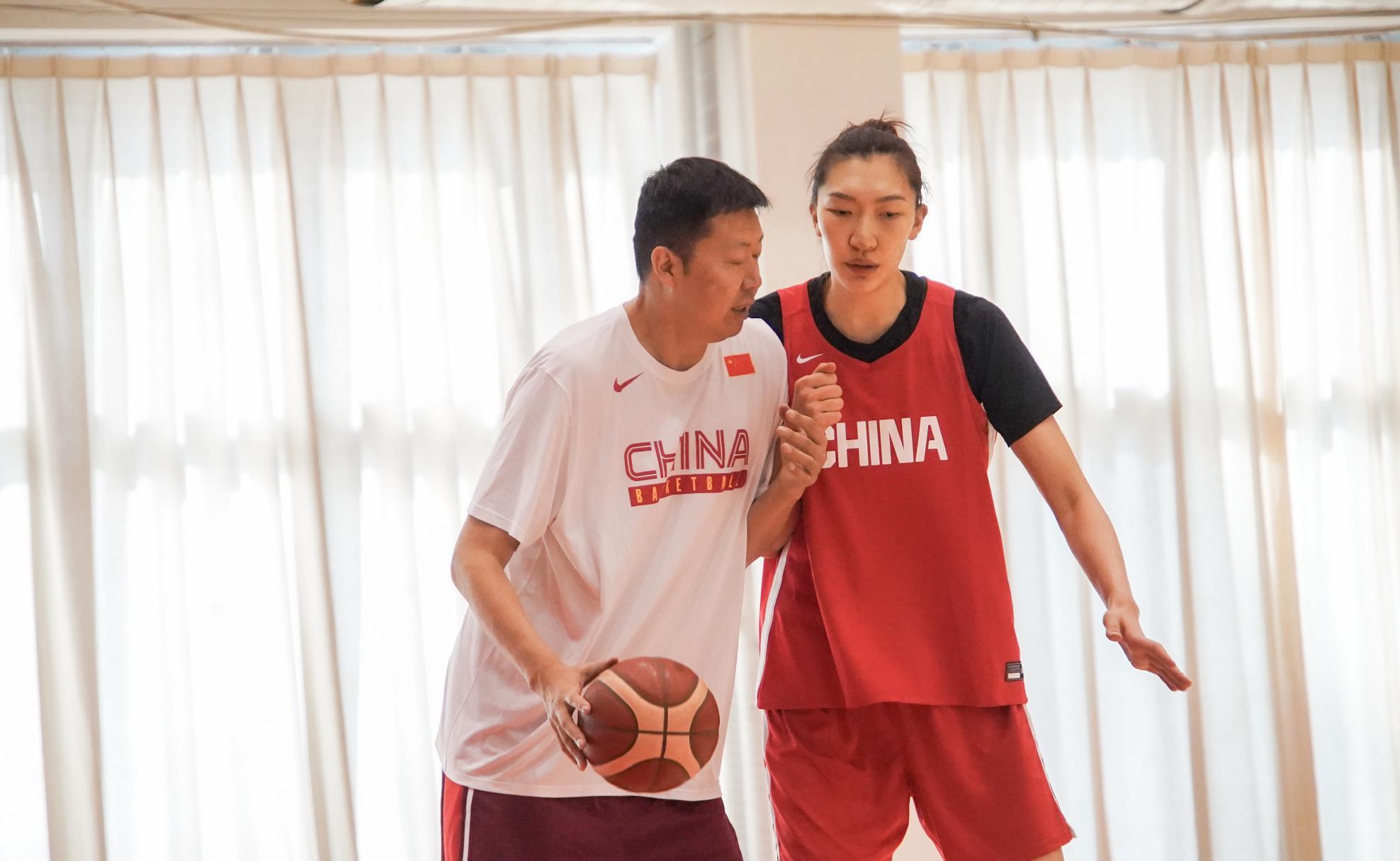 中国女篮集训新动态：王治郅指导韩旭张子宇，双塔组合升级在望