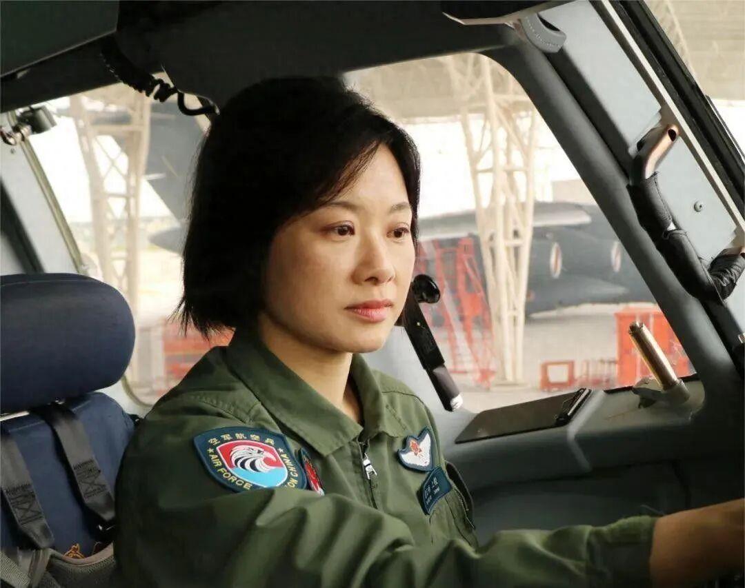 央视点名！阅兵女机长身份曝光，私生活被扒牺牲太大，夫妻俩都是机长