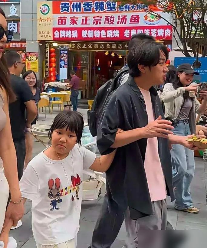 王祖蓝李亚男带娃现身，大女儿神态颜值更像爸爸引热议