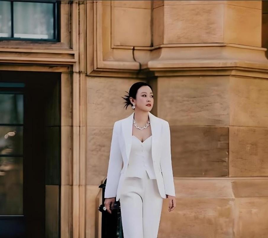 郝蕾离婚5年独带双胞胎，如今状态引热议：她后悔了吗？