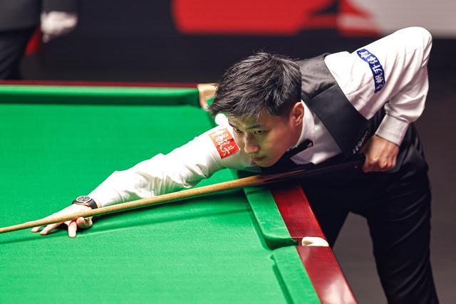 斯诺克英国公开赛：赵心童4-3险胜休吉尔 成功晋级64强