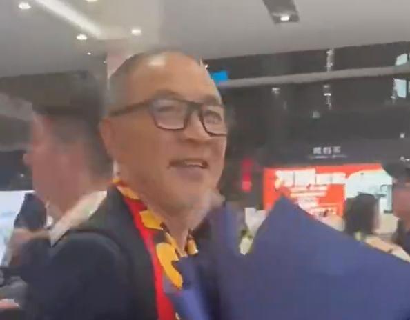 张外龙抵渝或将执教重庆铜梁龙，球迷机场热情迎接