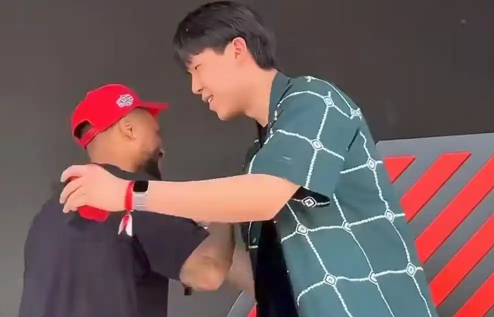 杨瀚森亮相利拉德球迷会，与传奇球星拥抱将战季前赛