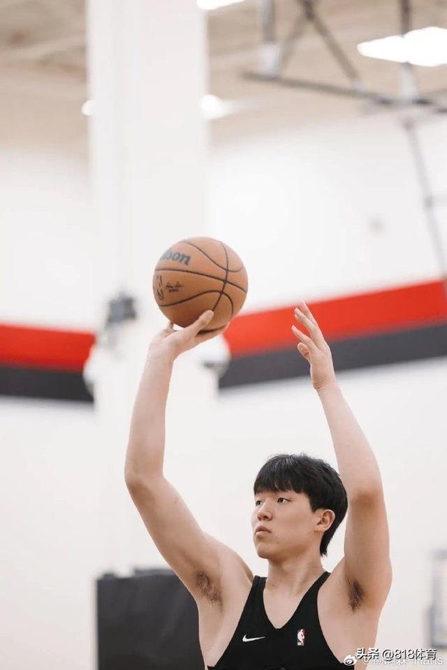 杨瀚森闪耀利拉德回归见面会，熊抱+切蛋糕引爆全场