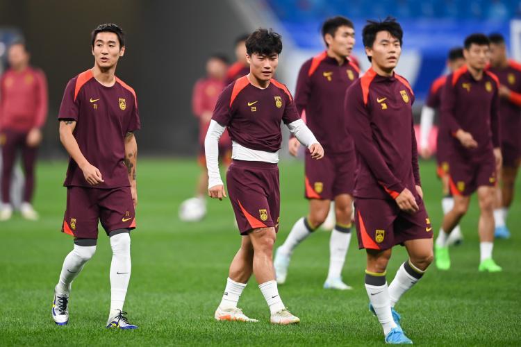 国足选帅新动向：男篮成功或促本土教练上位，郑智邵佳一成热门