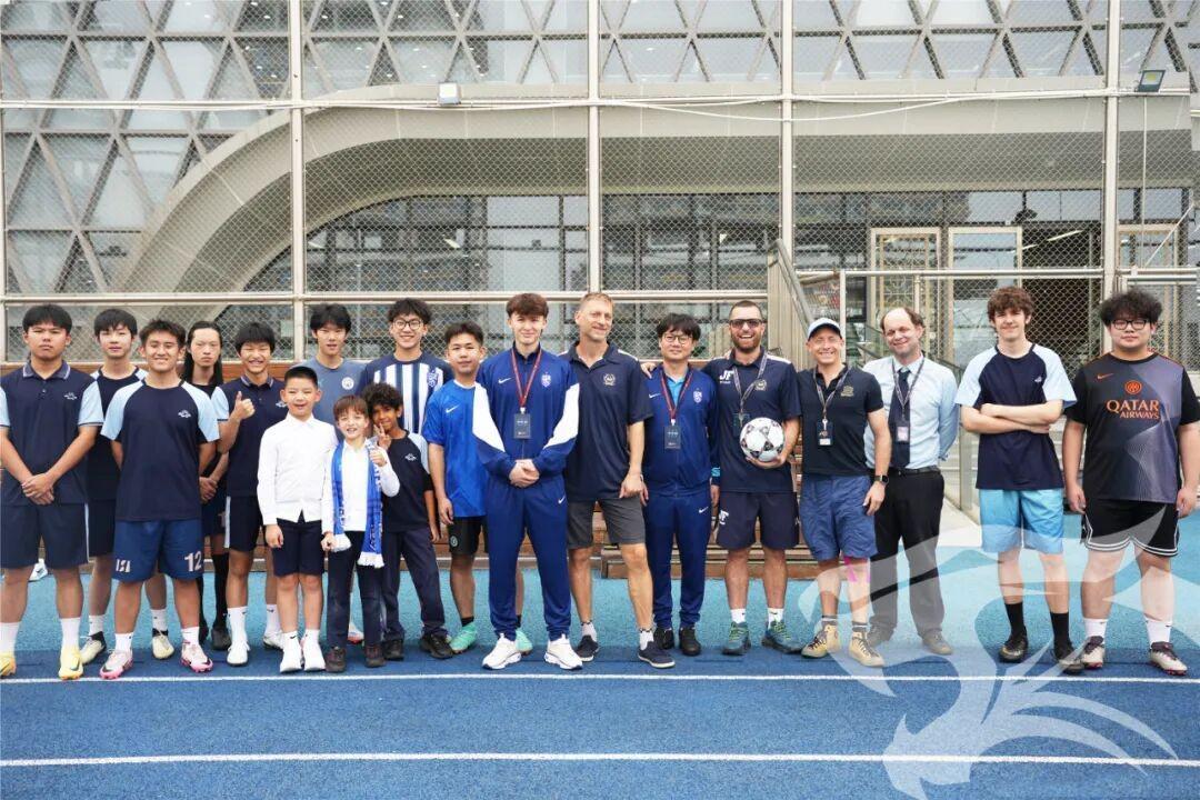 武汉三镇球员沈子贵走进爱莎学校，共筑校园足球梦