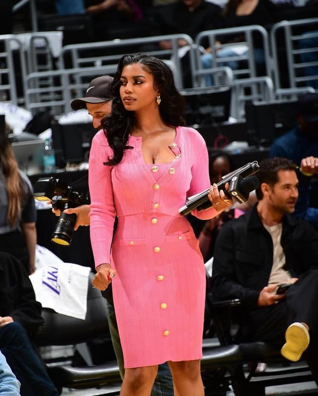 NBA场边美女记者Taylor Rooks晒健身视频，身材管理引热议