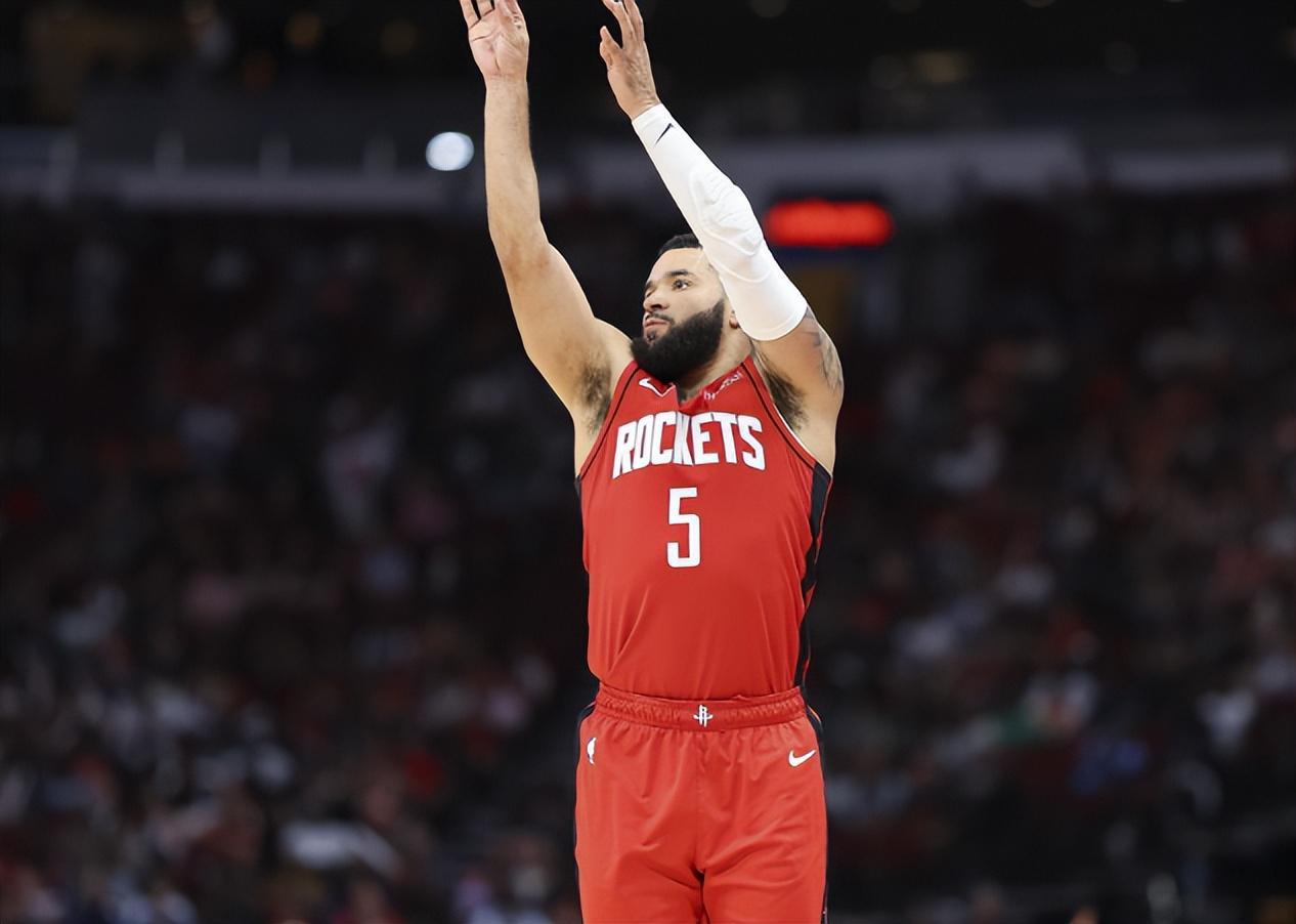 NBA最新动态：范弗利特赛季报销，曾凡博签约篮网，勇士阵容调整