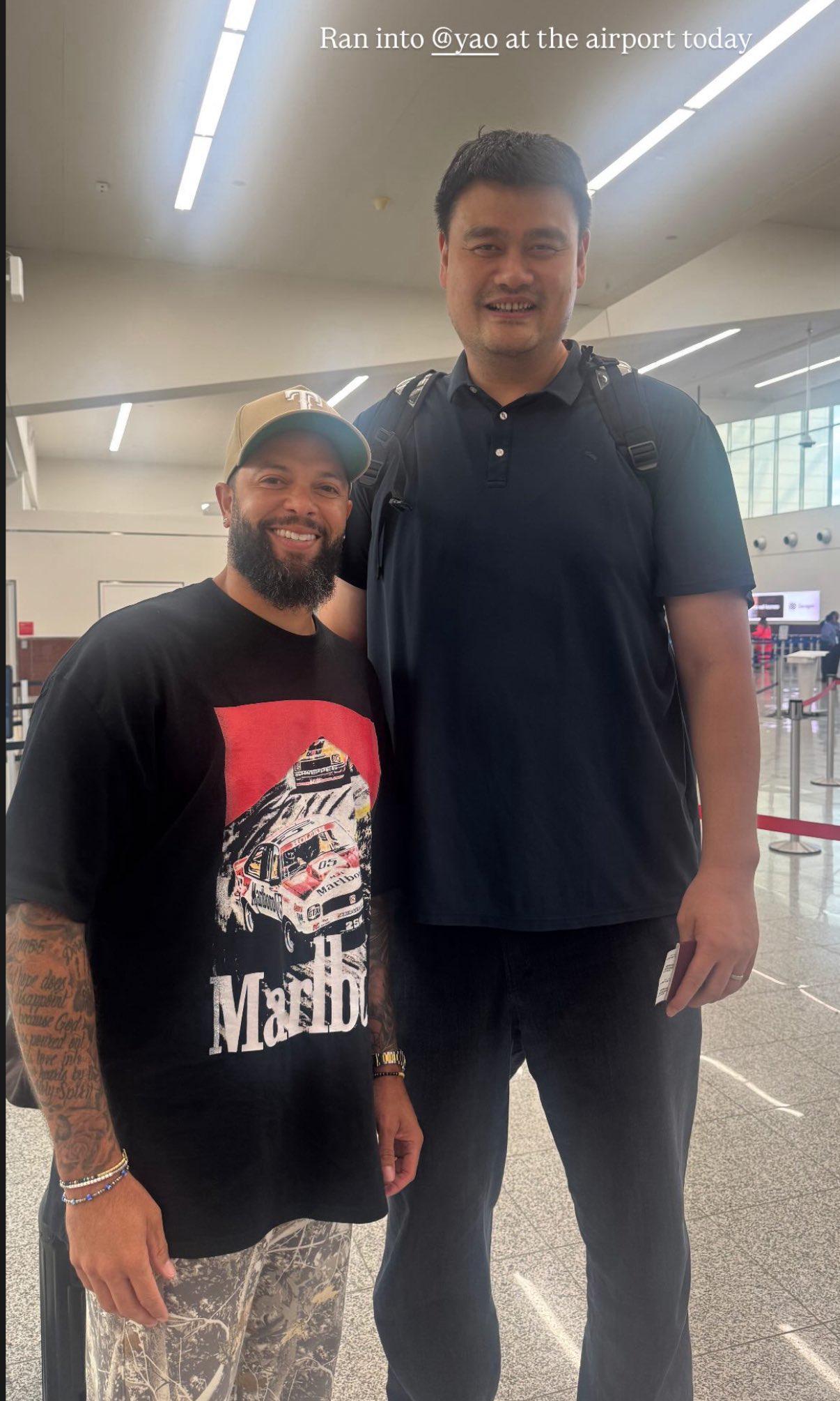 德隆·威廉姆斯机场偶遇姚明，两大NBA传奇同框引回忆
