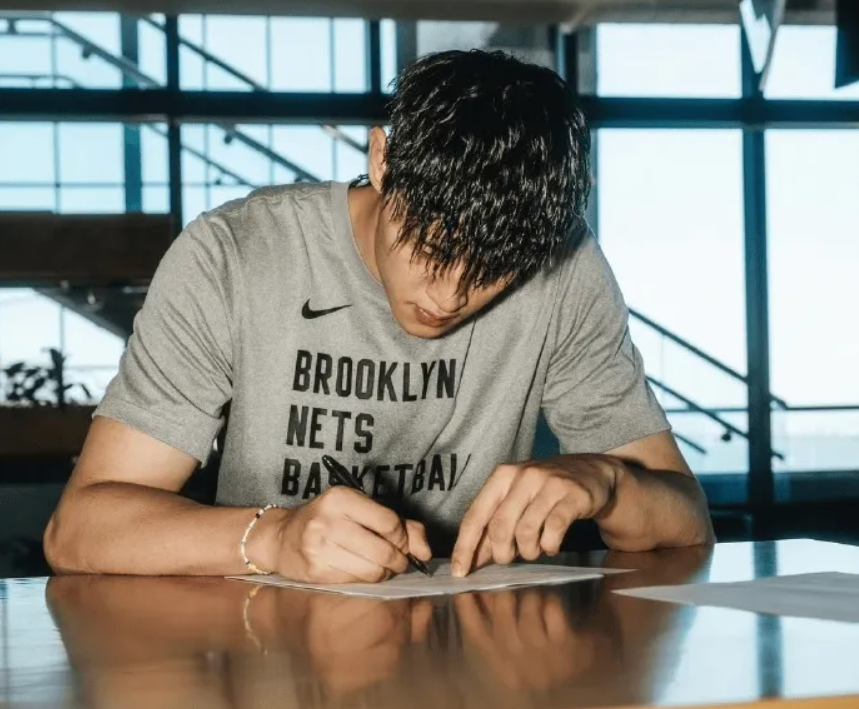 重磅！曾凡博正式签约NBA篮网队，开启新征程