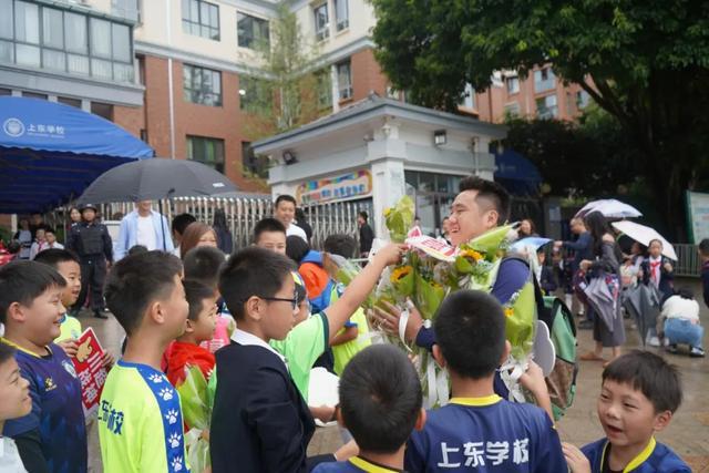 上东学校欢迎刘宇航回家