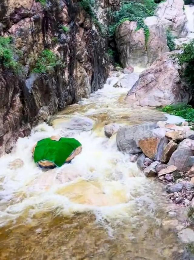 河南嵩山玉皇沟“巨型蛇头”彩绘石被覆盖，景区计划新设计