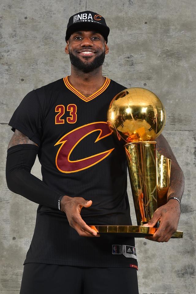 NBA记者观点：詹姆斯雕像应落户克利夫兰，湖人热火退役球衣足矣