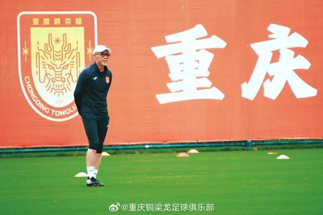 张外龙三度执教铜梁龙：短期合约助力冲超，重振重庆足球雄风