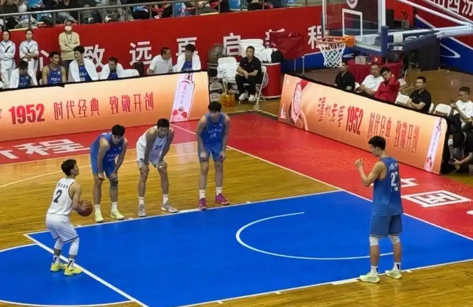 广东男篮92-105首战失利！徐杰29分难救主，杜锋以赛代练引争议