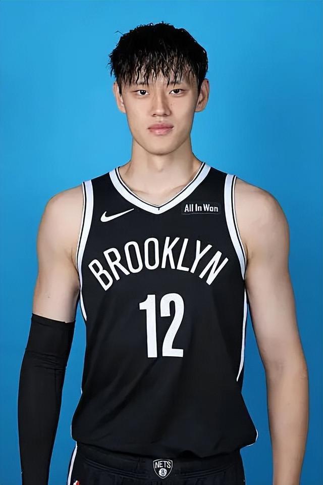 曾凡博篮网定妆照曝光！12号球衣亮相，再冲NBA：机会难得