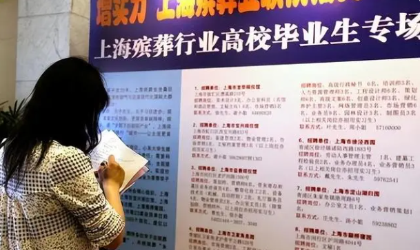 火葬场烧尸工：直面生死，揭秘殡仪馆背后的故事