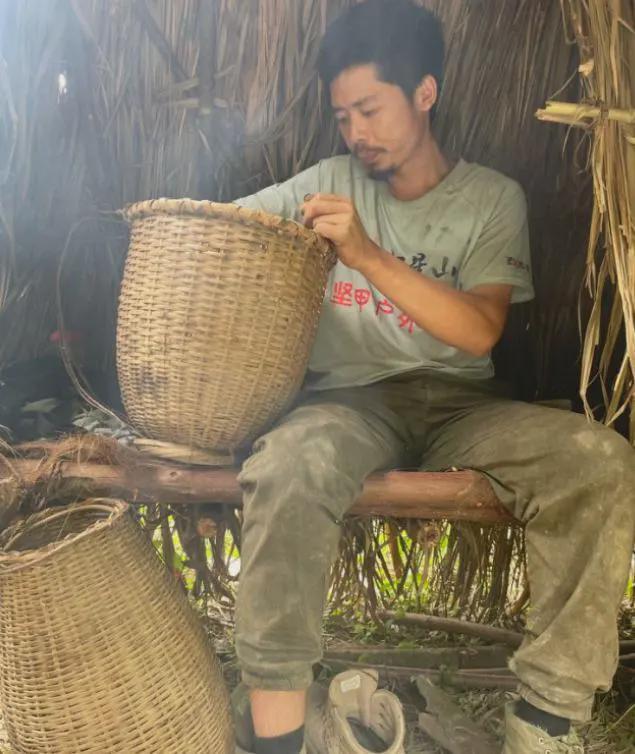 怀化90后杨东东70天荒野求生减重31斤，夺10万奖金成荒野之王