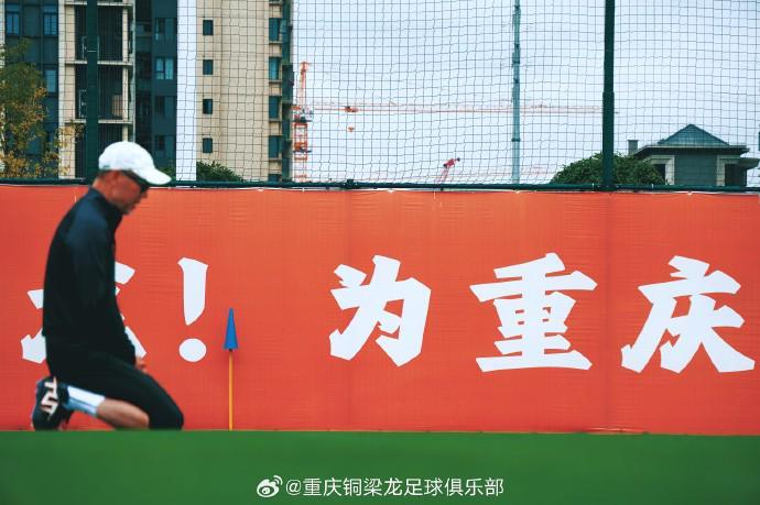 足球报：张外龙签约铜梁龙短约，邱卫国回归助力冲超
