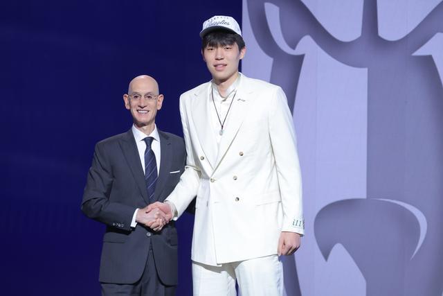 杨瀚森选秀趣事：炸鸡与19顺位的幽默猜想