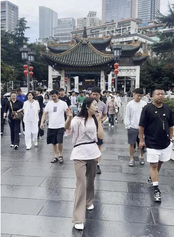 城超参赛队伍探访甲秀楼