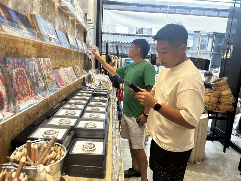 城超参赛队伍在南明区合影