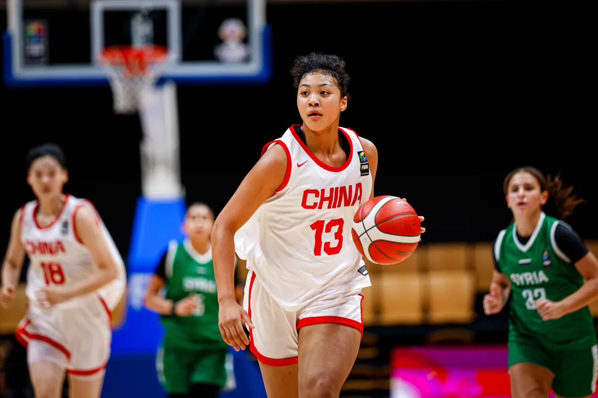 24分钟狂揽13+8！14岁混血新星李安妮引领中国女篮冲击奖牌