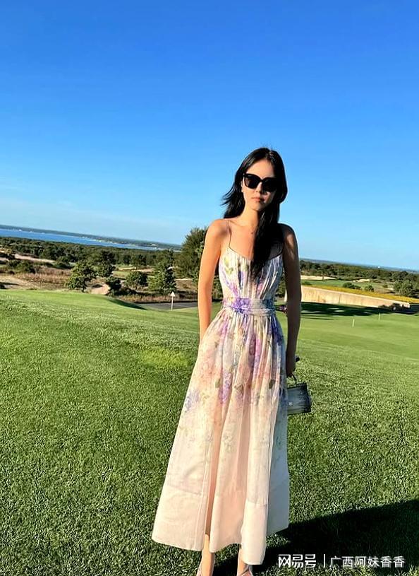 李咏女儿法图麦现身海边婚礼，20万爱马仕包引关注，恋爱后更显魅力