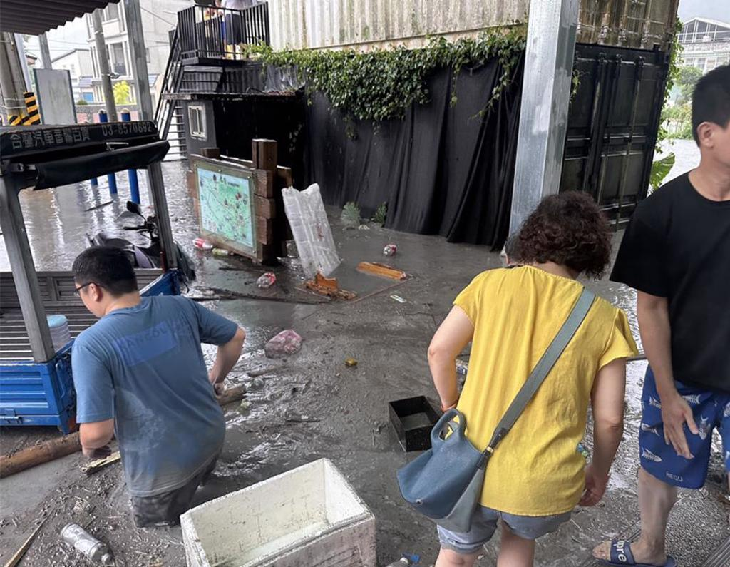 台湾花莲17死129失联！暴雨致堰塞湖溢流，政坛互怼引关注