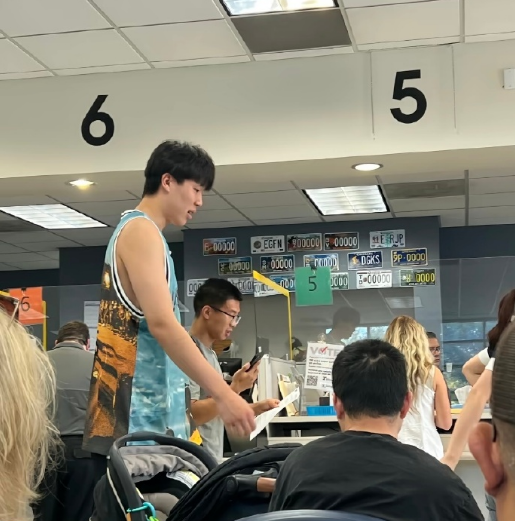 杨瀚森现身波特兰车管所 备考美国驾照解决NBA通勤难题