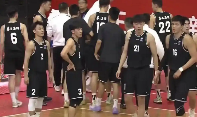 再砍22分！广东男篮争议锋线张昊升级，或成新赛季奇兵