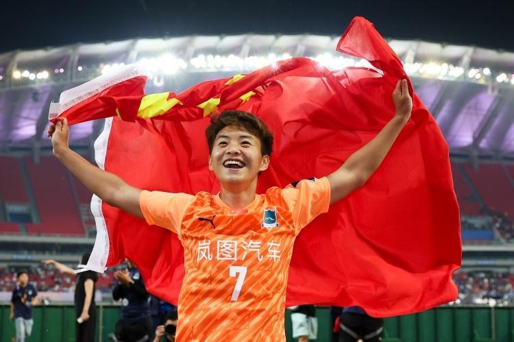 30岁王霜再争亚洲足球小姐！率武汉女足首夺女足亚冠冠军