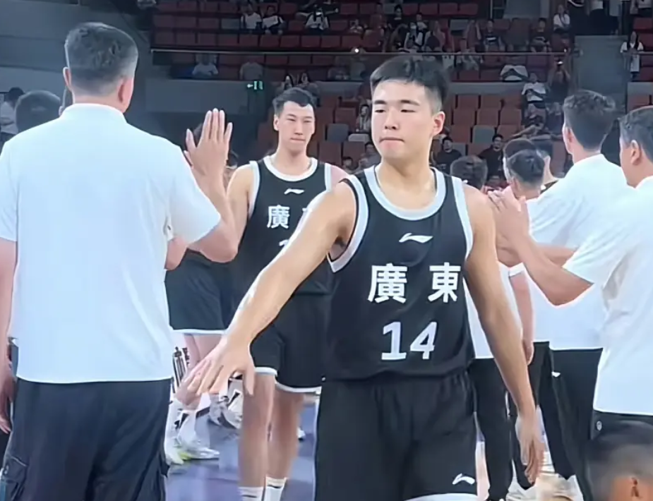 广东队95-73大胜四川队，徐杰张文逸合砍44分助队连胜