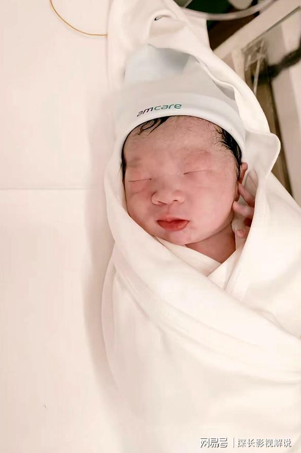 乔杉妻子晒全家福官宣三胎！网友热议家庭幸福新篇章