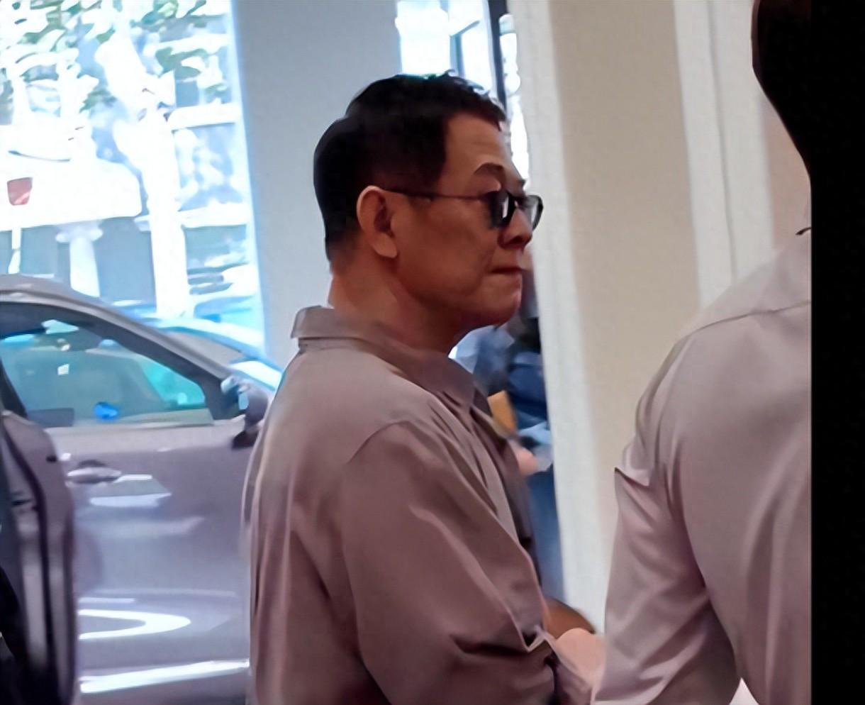李连杰4S店现身引热议：状态憔悴显苍老，人气大不如前