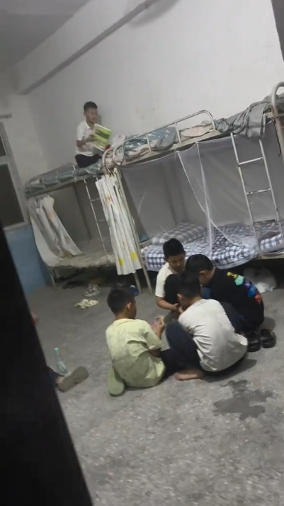 住校儿子独自看书被孤立，家长如何察觉孩子社交困境？