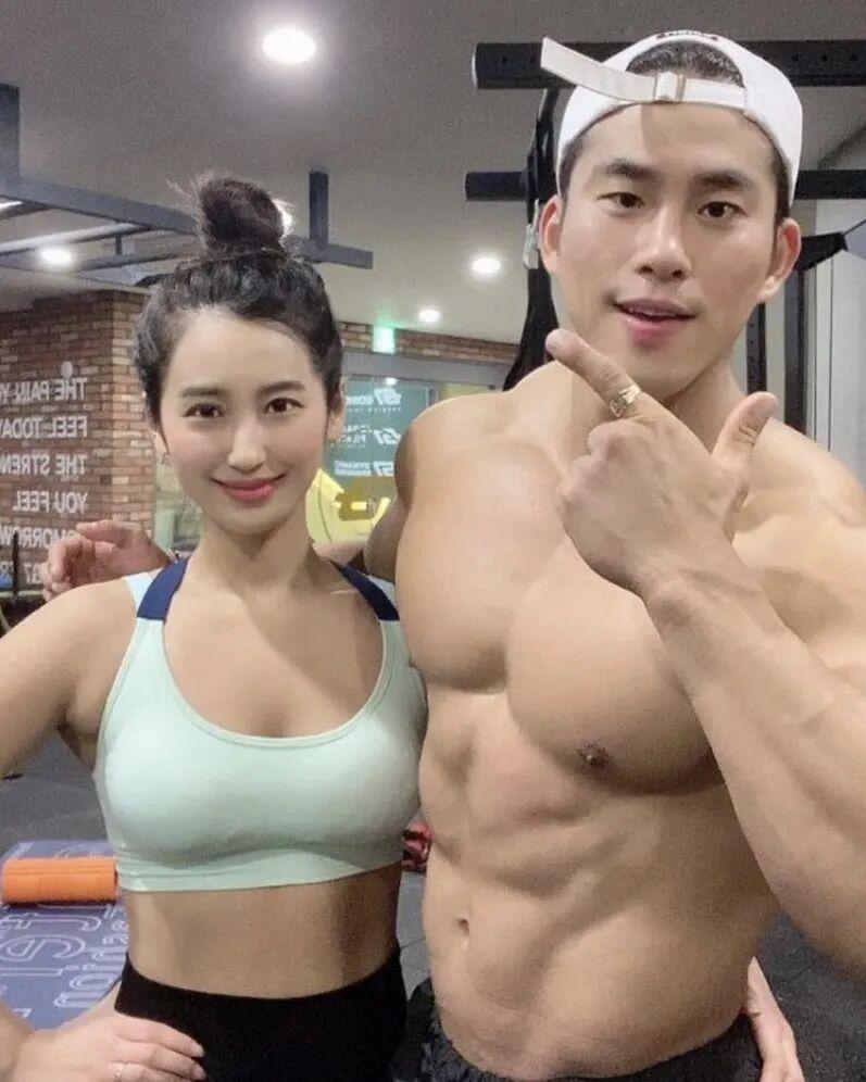 丹妮和Yun合影