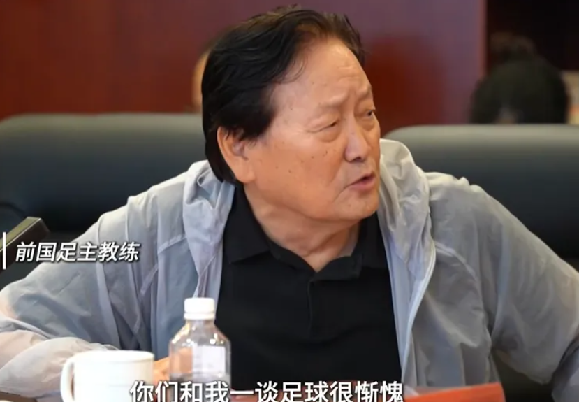 前国足主帅朱广沪现身深圳，谈中国足球现状：深感惭愧