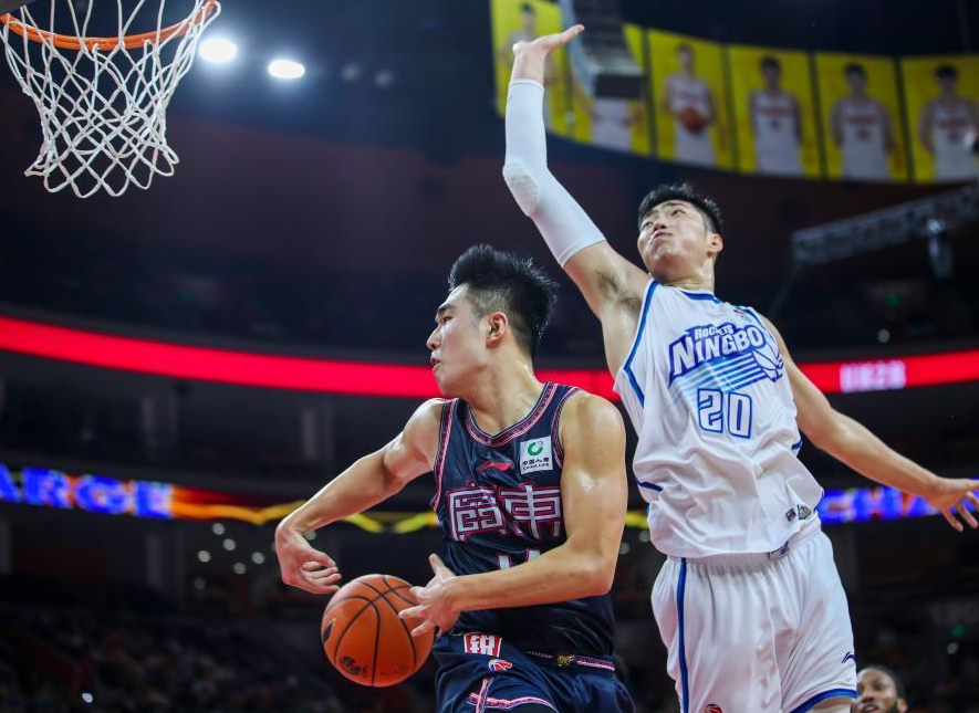 四场热身赛狂轰20+！广东男篮争议后卫张文逸强势崛起，杜锋信任显成效