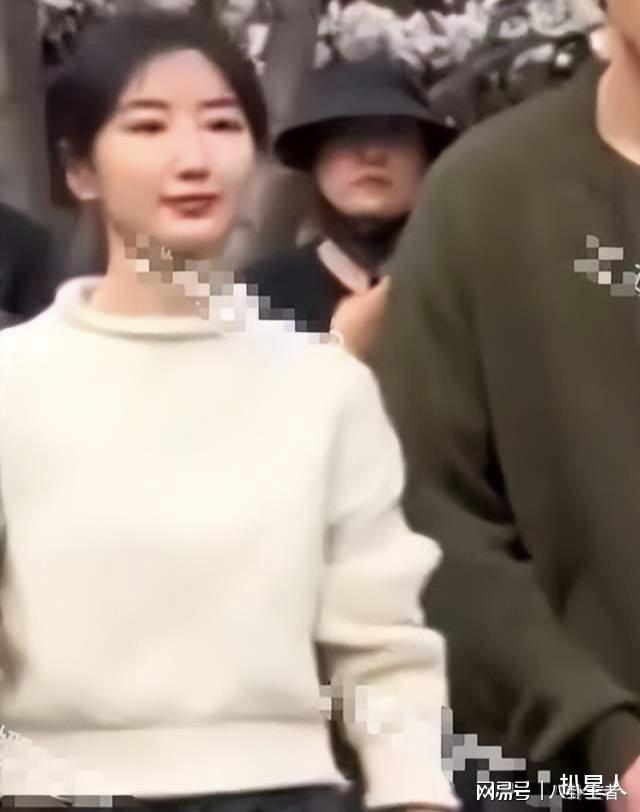 37岁毛晓彤新剧开机照引热议，面部变化遭整容猜测